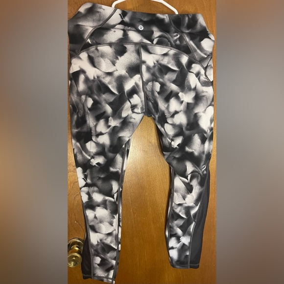 Lululemon train times 7/8 length leggings 25” - Picture 2 of 2